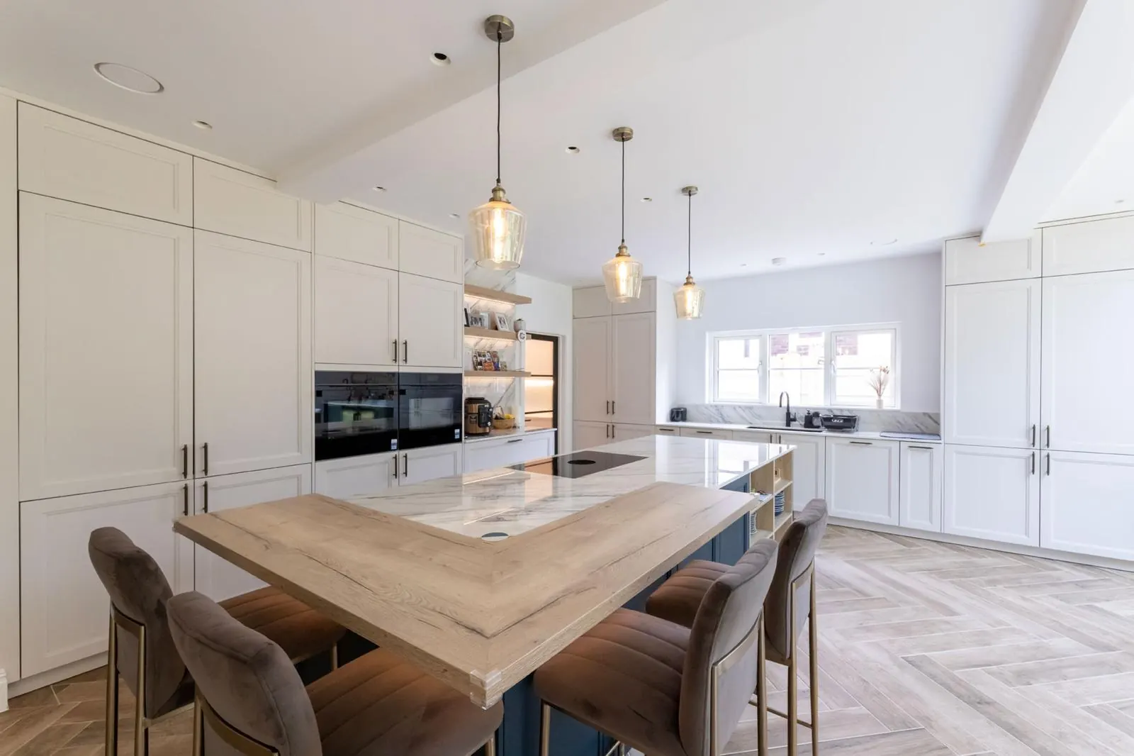Kitchen with breakfast bar and statement pendants, Hertfordshire